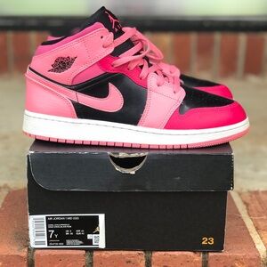 Air Jordan 1 Coral Chalk GS Size 7Y / 8.5W